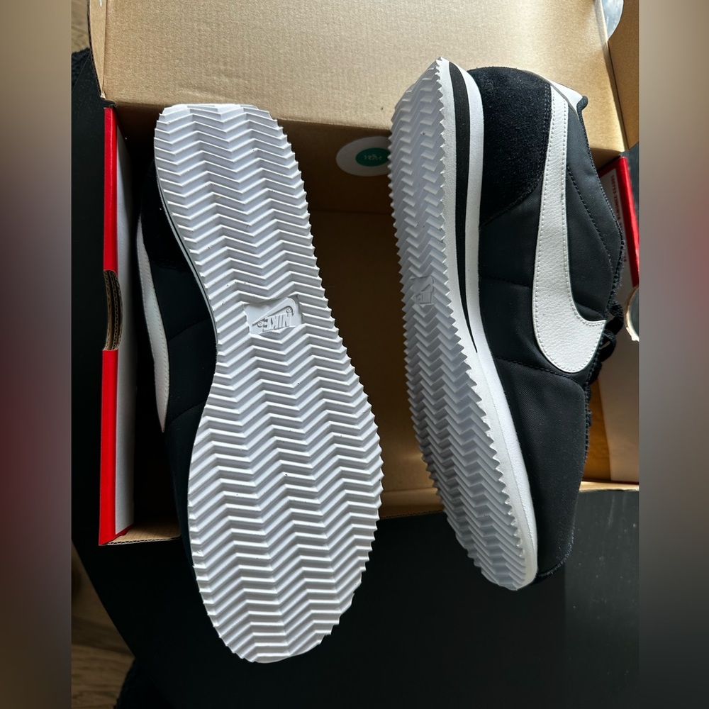 Nike Cortez - Picture 2 of 3